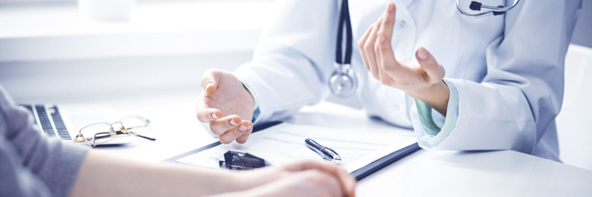 Un médecin en consultation avec un patient